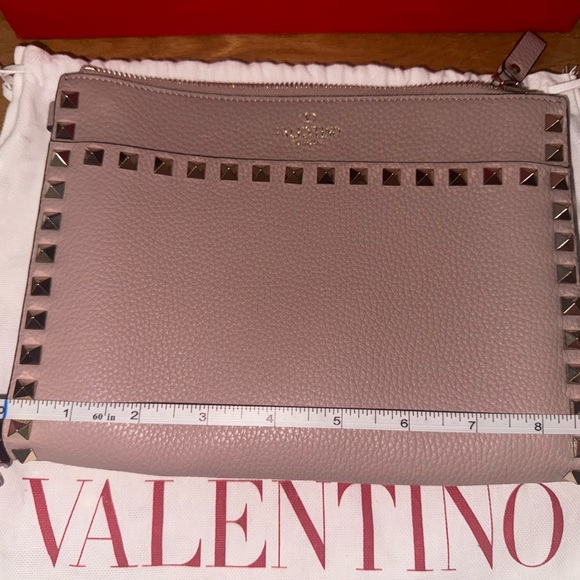 VALENTINO GARAVANI Pebbled Calfskin Rockstud Flat Pouch Poudre- Preloved w/COA - Picture 4 of 11
